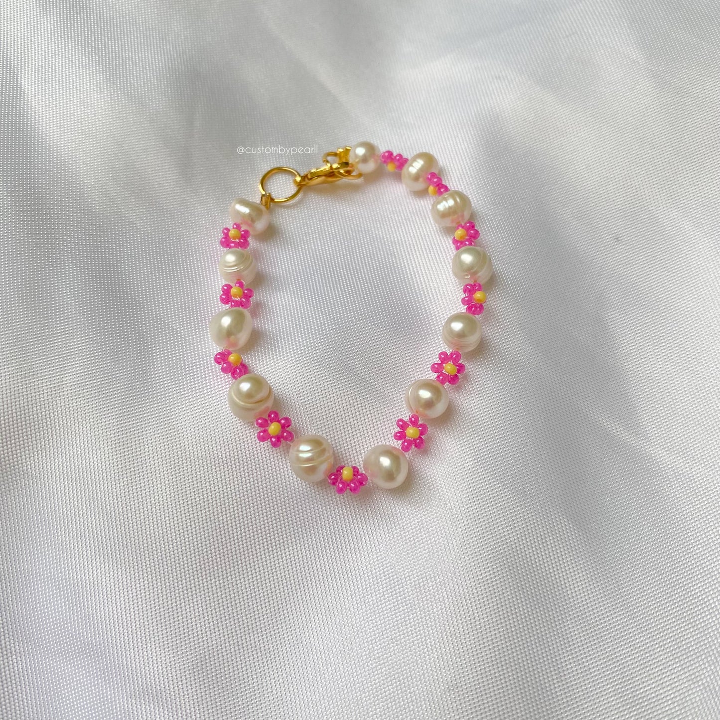Pulsera Perlas de rio y flores tejidas 🎀