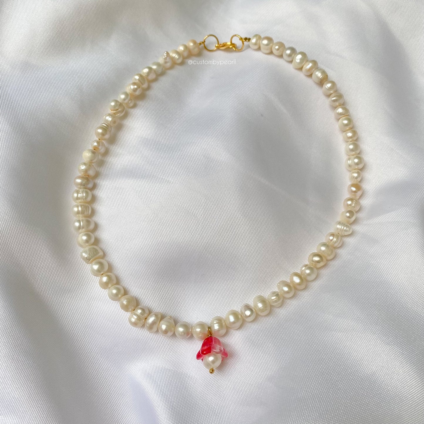 Collar perlas de río y tulipán