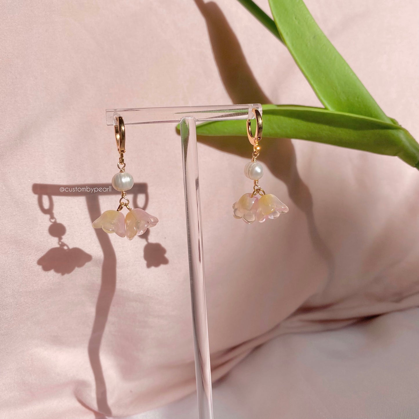 Aretes 2 tulipanes con Perla de rio