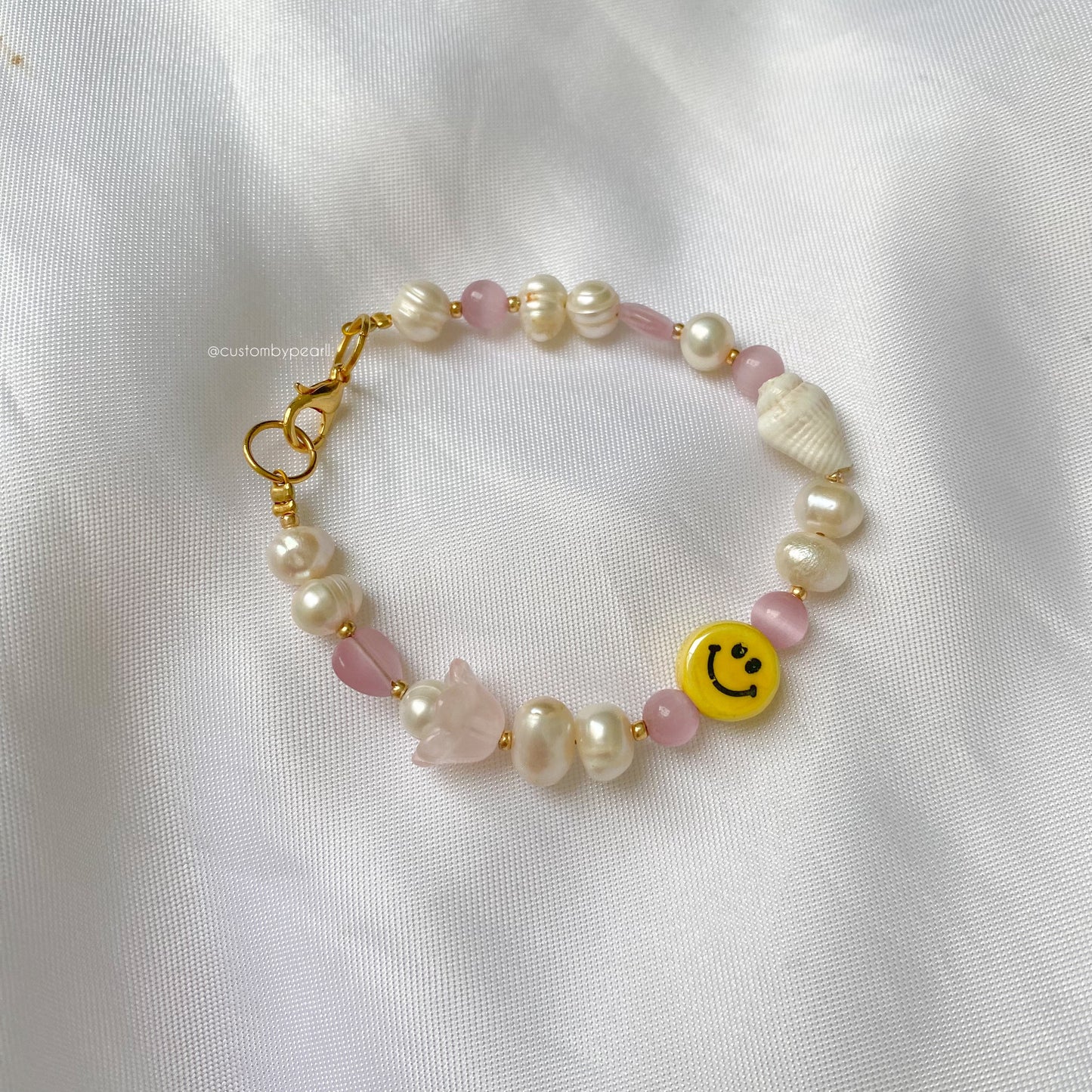 Pulsera Perlas de río y varias cuentas