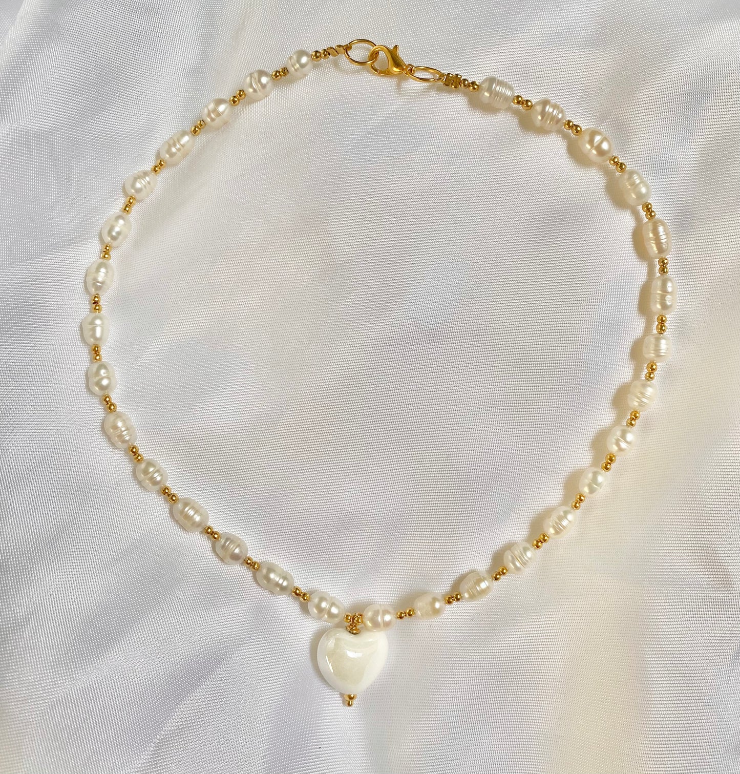 Collar perlas de río y dije de corazón de cerámica