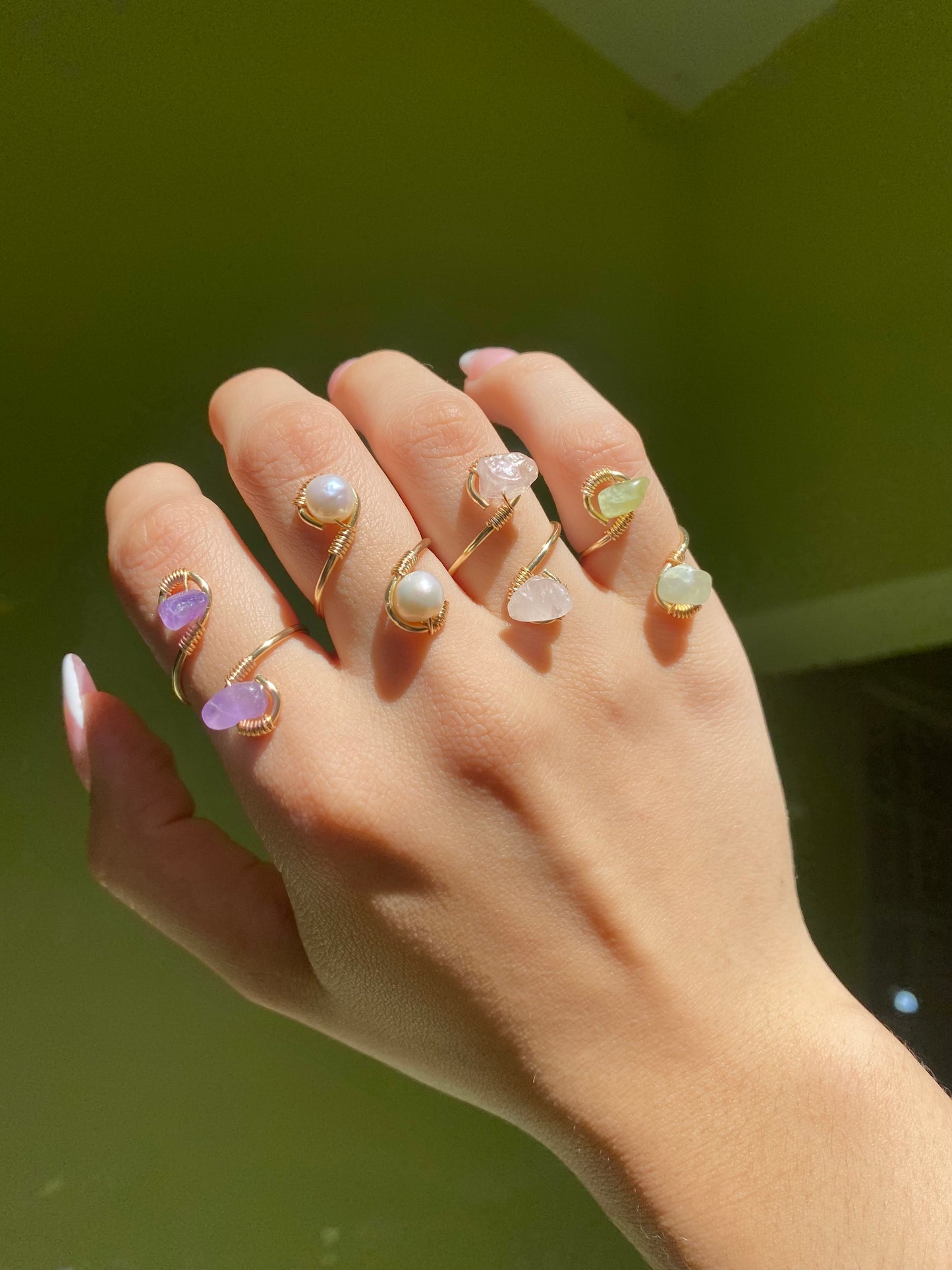 Anillo perlas de río engarzadas