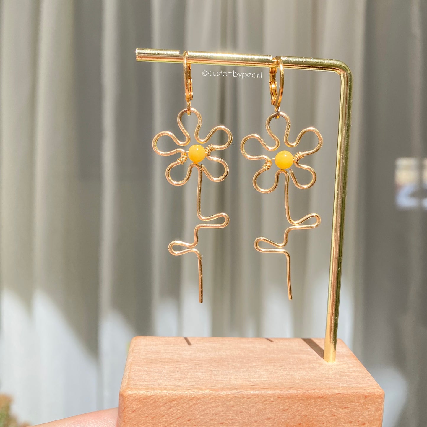 Aretes de flores de alambre