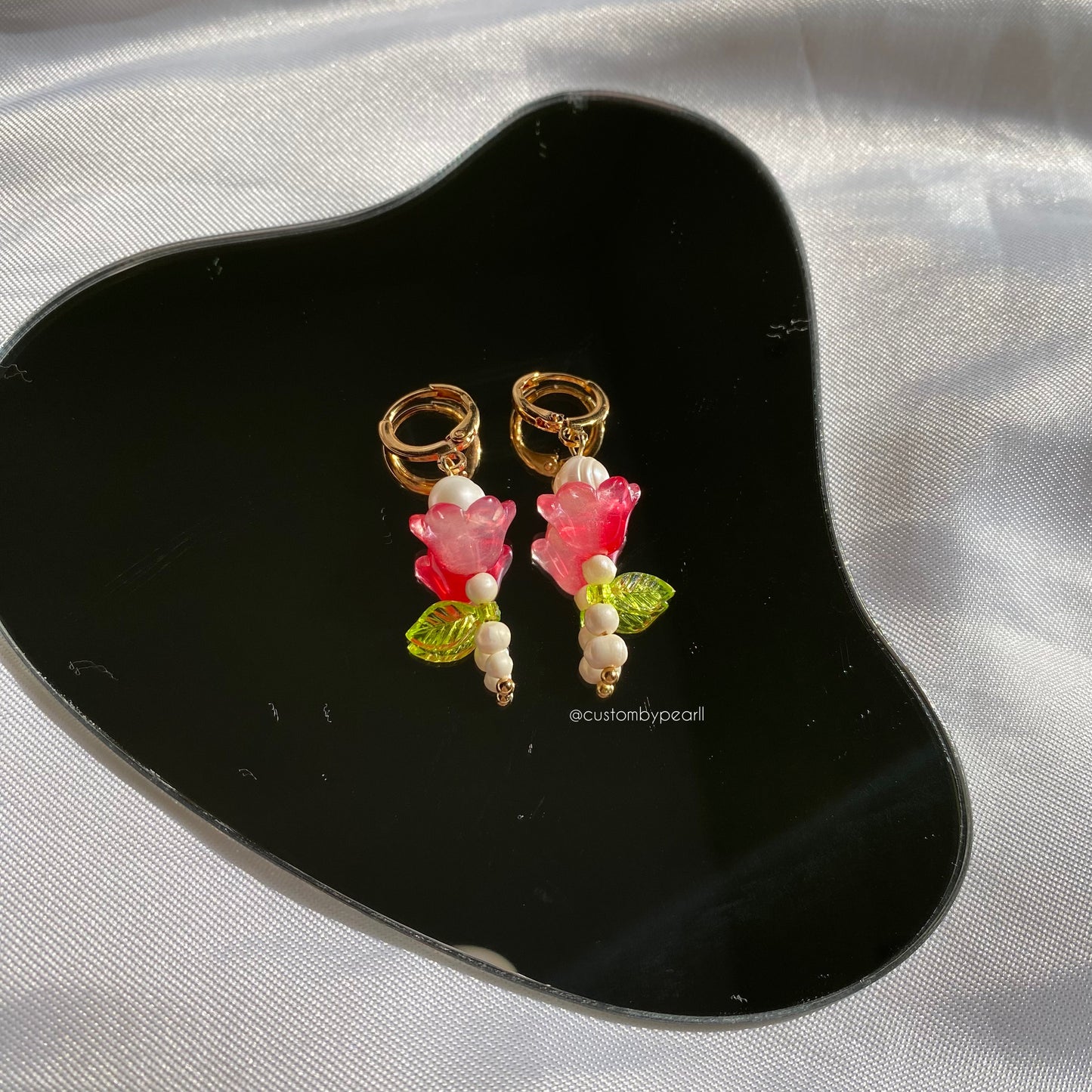 Aretes tulipanes con Perla de rio